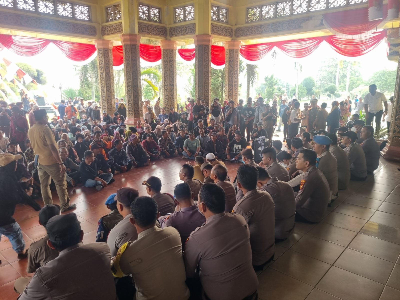 *Polres Pelalawan Amankan Aksi Unjuk Rasa APDK-P di Kantor Bupati, Dialog Berjalan Kondusif*
