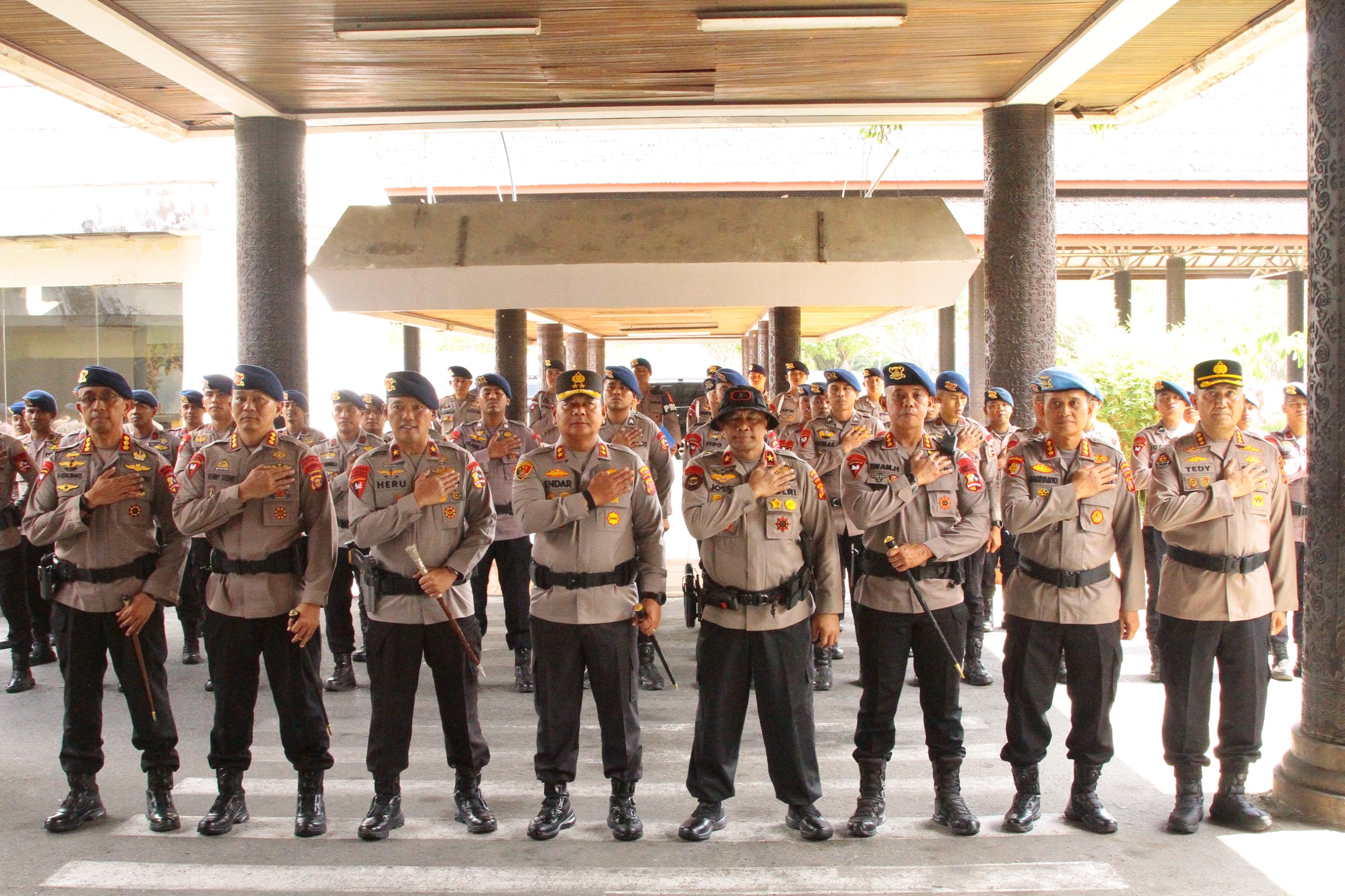 *Polda Kaltim Berangkatkan 190 Personel Brimob ke Kalbar Tangani Karhutla*