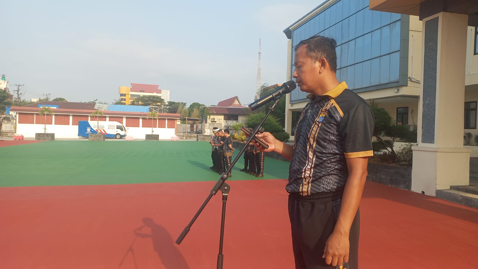 *POLRESTA BALIKPAPAN GELAR "JUMAT BERSIH", WUJUDKAN KANTOR DAN LINGKUNGAN SEHAT DI TENGAH MUSIM EL NINO*